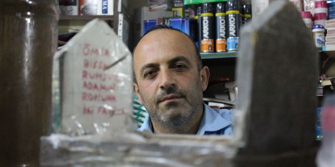 Ölümü Hatırlatmak İçin İş Yerinde Maket Mezar Sergiliyor