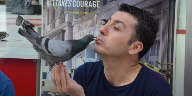 Güvercinleri Ağzıyla Besliyor