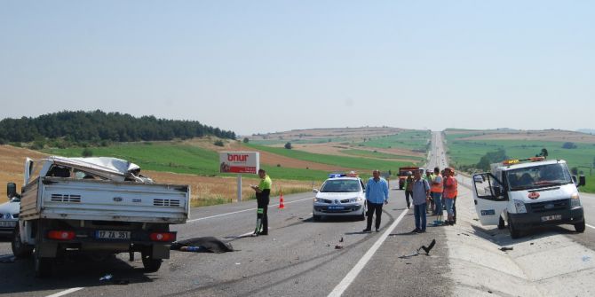 Tıra Çarpan Kamyonet Hurdaya Döndü: 1 Ölü, 1 Yaralı