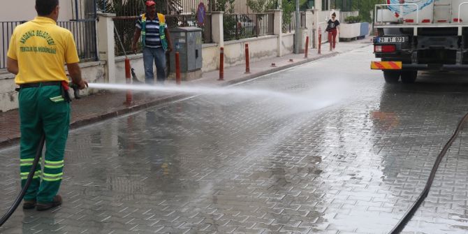 Akdeniz’de Yollar Ve Kaldırımlar Yıkanıyor