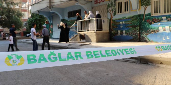 Zabıta Ekipleri, Yıkılma Tehlikesi Bulunan Binanın Kapısını, Vatandaşların Üzerine Kilitledi