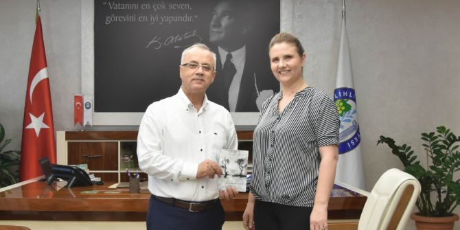 İlk Şiir Kitabını Başkan Kayda’ya Hediye Etti