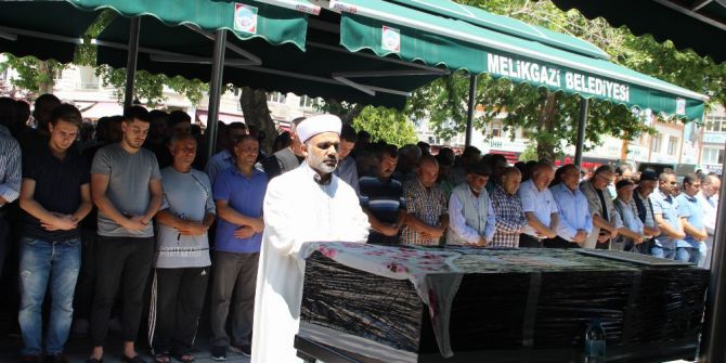 Hayatını Kaybeden Yaşlanma Hastası Gamze Son Yolculuğuna Uğurlandı