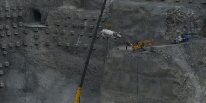 İş Makinalarını Vinçlerle Taşıyorlar