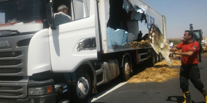 Tırdaki Saman Balyaları Alev Aldı