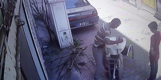Bayan Kuaförünün Saç Yıkama Setini Çalarken Kameraya Yakalandılar