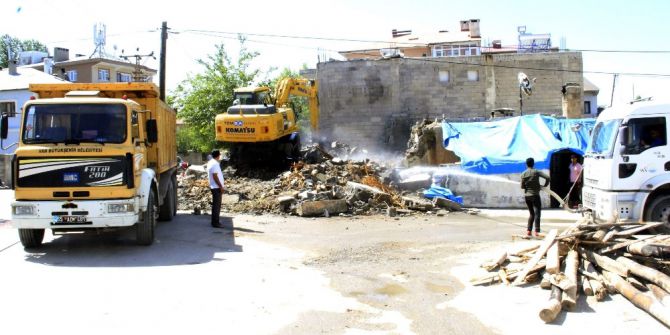 Vatandaş İstiyor, Büyükşehir Yıkıyor