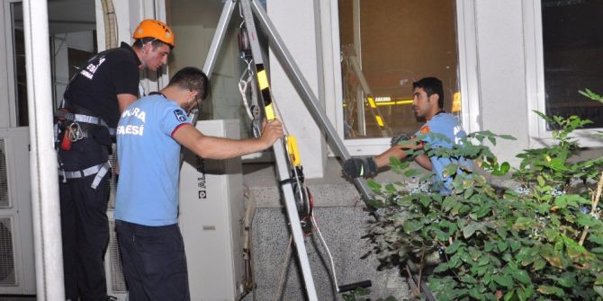 Havalandırma Boşluğunda Mahsur Kalan Kedi, Yüksek Açı Tekniğiyle Kurtarıldı