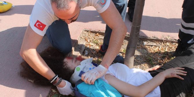 Yoldan Karşıya Geçen İki Kıza Otomobil Çarptı