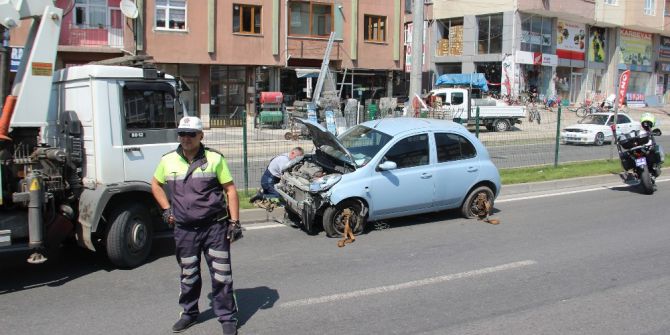 Karşı Şeride Geçen Otomobilden Burnu Bile Kanamadan Çıktı