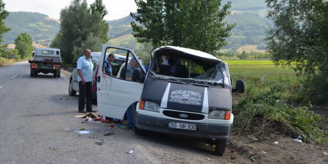 Lastiği Patlayan Minibüs Devrildi: 8 Yaralı