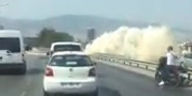 İzmir’de Su Borusu Patladı, Yollar Göle Döndü