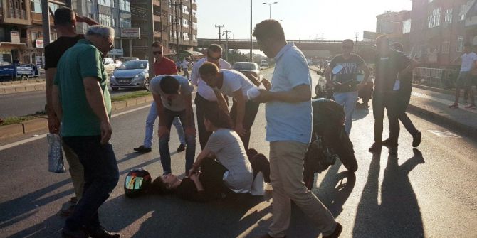 Otomobille Çarpışan Motosikletliyi Başındaki Kaskı Kurtardı