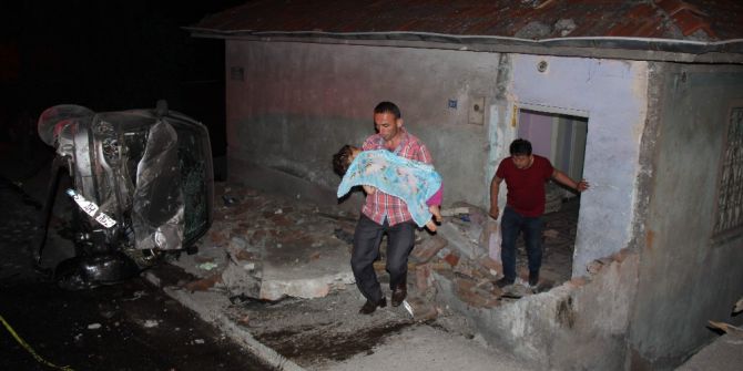 Babalarından İzinsiz Kaçırdıkları Otomobille Eve Çarptılar