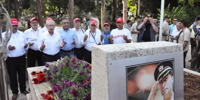 Kılıçdaroğlu, Şehit Emniyet Müdürü Gaffar Okkan’ın Mezarını Ziyaret Etti