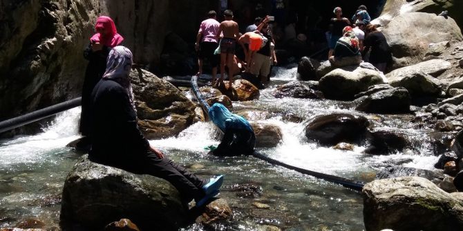 Hava Sıcaklığı 40 Dereceyi Bulunca Herkes Serinlemek İçin Şelaleye Koştu