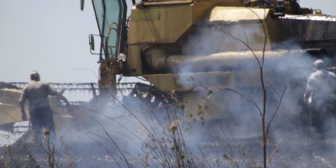 Hasat Yapan Biçerdöver Yandı