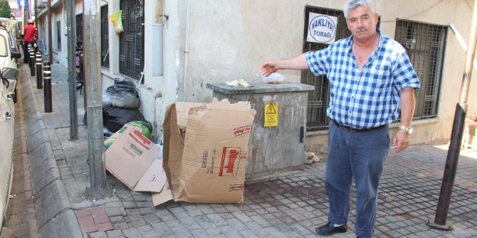 Zamansız Atılan Çöpler Esnafın Tepkisine Neden Oluyor