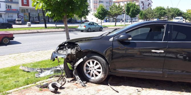 Otomobil Ağaca Çarptı: 1 Yaralı