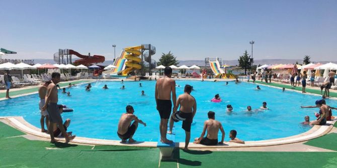 Sıcaktan Bunalan Vatandaşlar Havuzlara Akın Ediyor