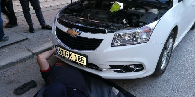 Motora Sıkışan Kediyi İtfaiye Kurtardı