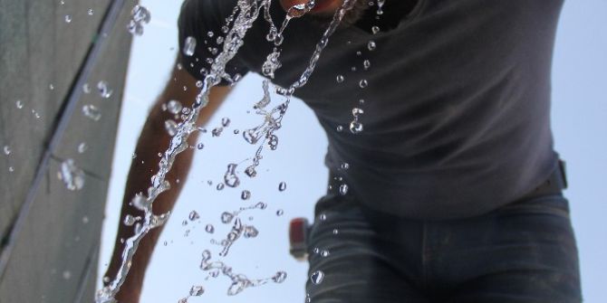 44 Derece Sıcakta Çalışan İşçi Hortumla Serinledi