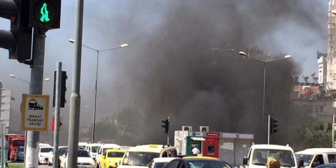 Antalya’da Duvara Çarpan Araç Yandı: 1 Yaralı