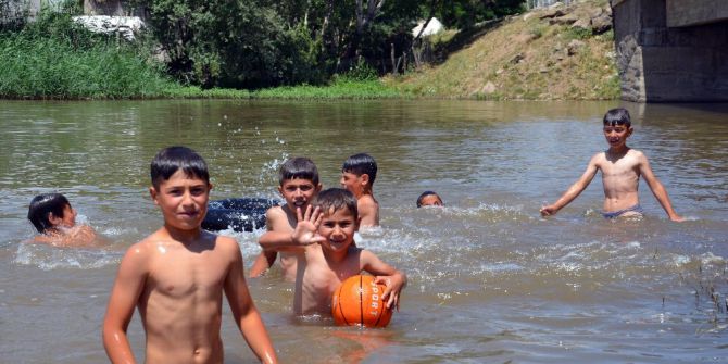 Sıcaktan Bunalan Çocuklar Nehirde Serinliyor