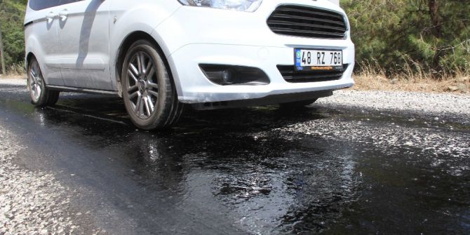 Fethiye’de Aşırı Sıcak Asfalt Eritti