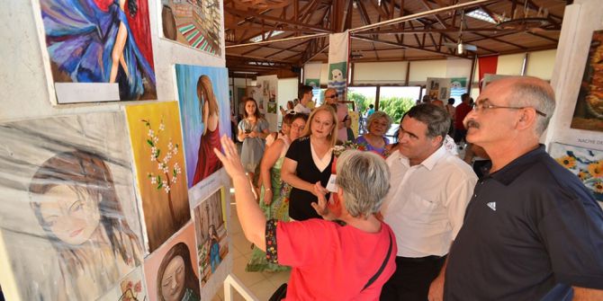 Foça’da Kursiyerlerin Resim Sergisi Heyecanı
