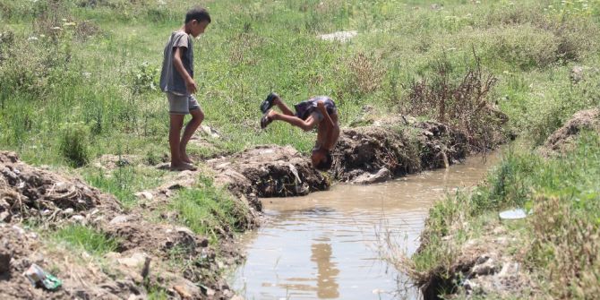 Suriyeli Çocuklar Lağım Sularında Serinliyor
