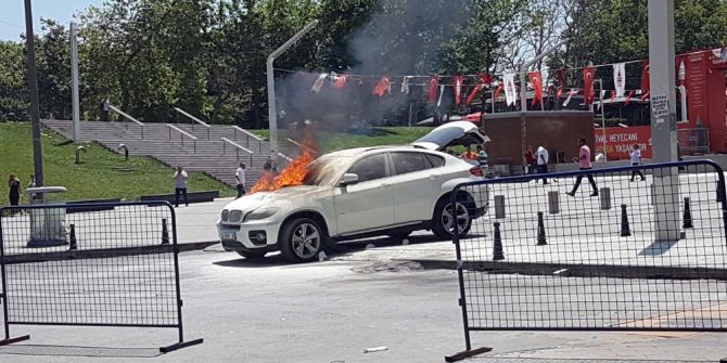 Taksim’de Panik Anları, Lüks Cip Alev Alev Yandı