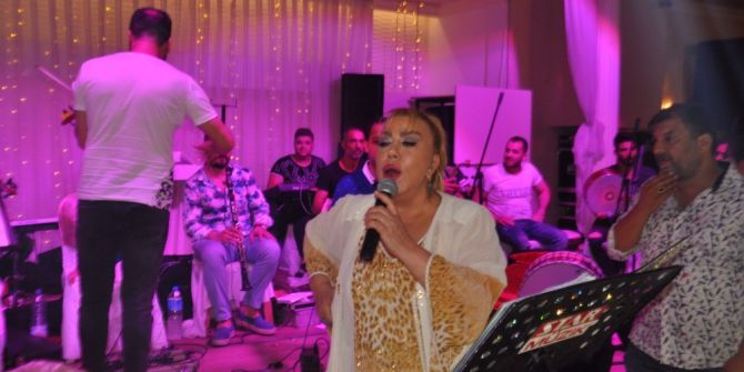 Mine Koşan Biga’da Düğünde Sahne Aldı