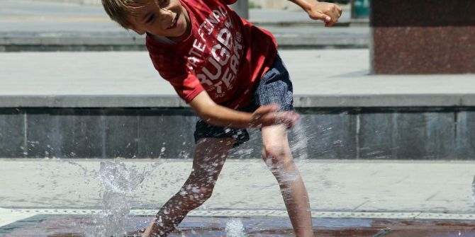 Çocuklar Süs Havuzunda Serinledi
