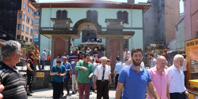 Rize’de Tarihi Orta Cami’de Son Cuma Burukluğu
