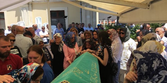 Büyükada’da 4’üncü Kattan Düşerek Hayatını Kaybeden Genç Kız Son Yolculuğuna Uğurlandı
