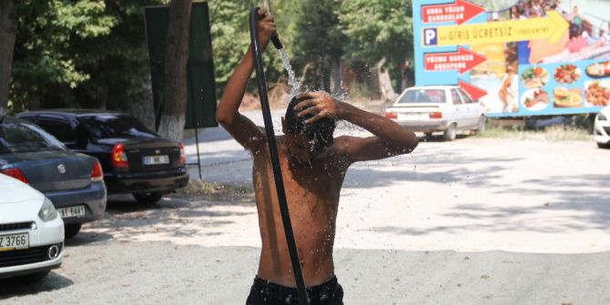 Alanya’da Sıcaktan Bunalanlar Kendilerini Serin Sulara Attı