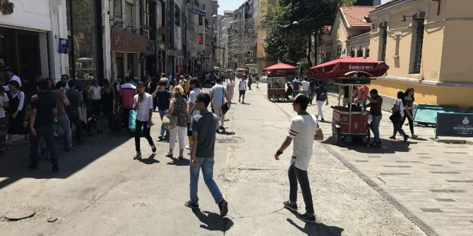 Vatandaşlar Gölgeyi Tercih Edince, İstiklal Caddesi’nin Bir Tarafı Boş Kaldı