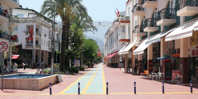 Hava Sıcaklığı Kemer Caddelerini Boşalttı