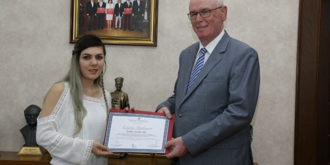 Odunpazarı’nda İşçinin Başarılı Çocuğuna Ödül Verildi