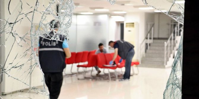 Antalya’da Banka Şubesine Baltayla Zarar Veren Şahıs Teslim Oldu