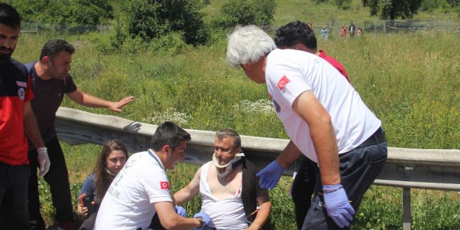 Bariyerlere Çarpan Araçta 5 Kişi Yaralandı