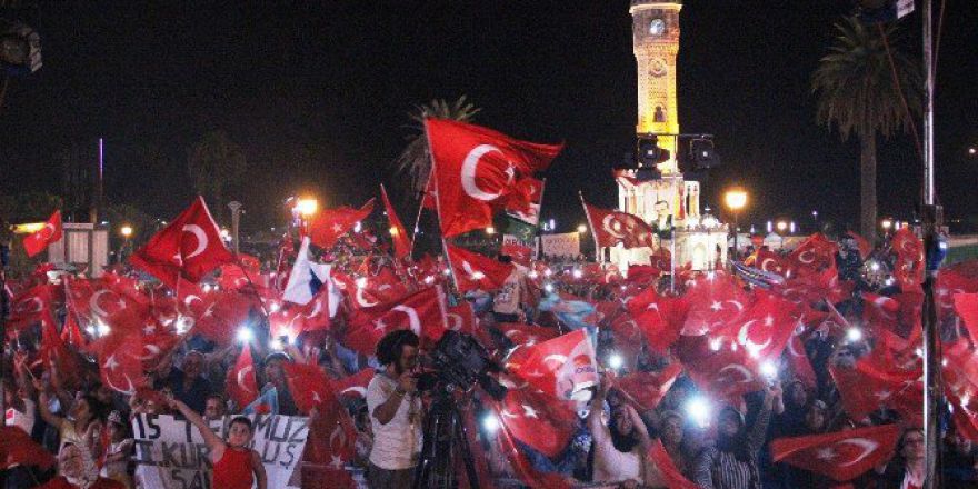 İzmirliler 26 Gündür Demokrasi Nöbetinde
