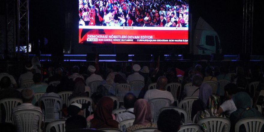 Antalya’da Yüksek Sıcaklıkta Demokrasi Nöbeti