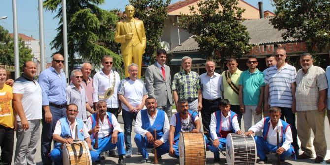 Güreşçi Ve Protokol Üyeleri Davul Zurna Eşliğinde Akyazı’da Çarşıyı Gezdi