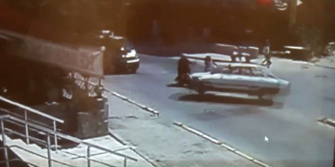 İki Kadına Çarpan Otomobil Güvenlik Kamerasında