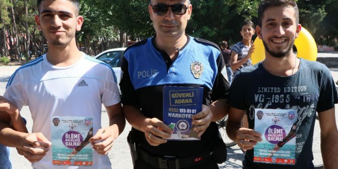 Polisten Kanala Giren Çocuklara Broşürlü Uyarı