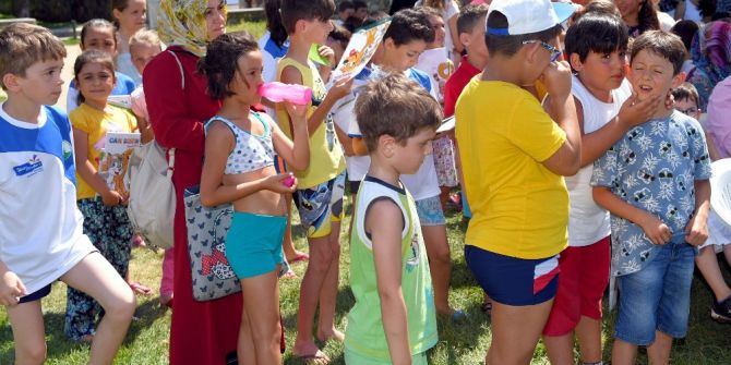 Minik Yüzücülerin Sertifika Heyecanı