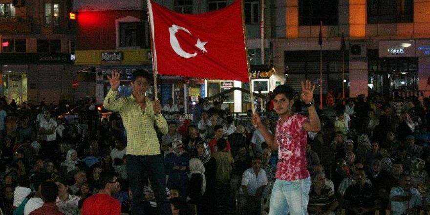 Kilis’te Demokrasi Nöbetinde Vatandaşlar İlahilerle Duygulandı