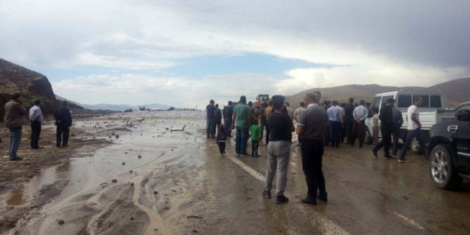 Hakkari-van Karayolu Selden Ulaşıma Kapandı